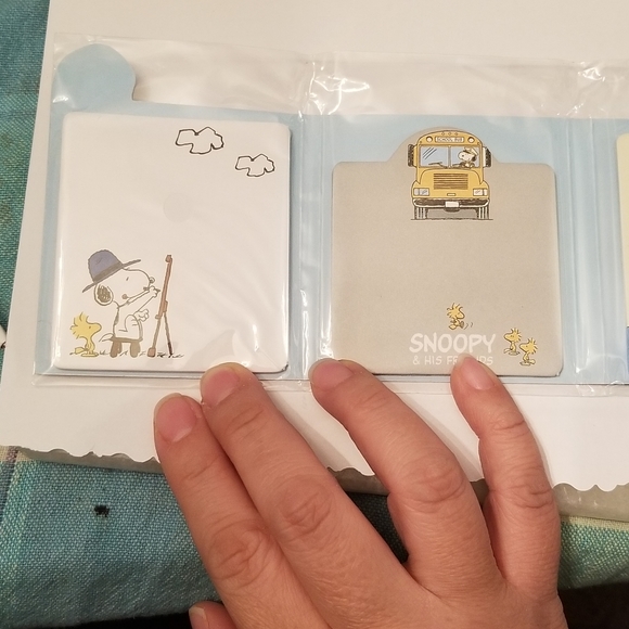 SNOOPY AND FRIENDS STICKY NOTES BRAND NEW - Picture 3 of 8